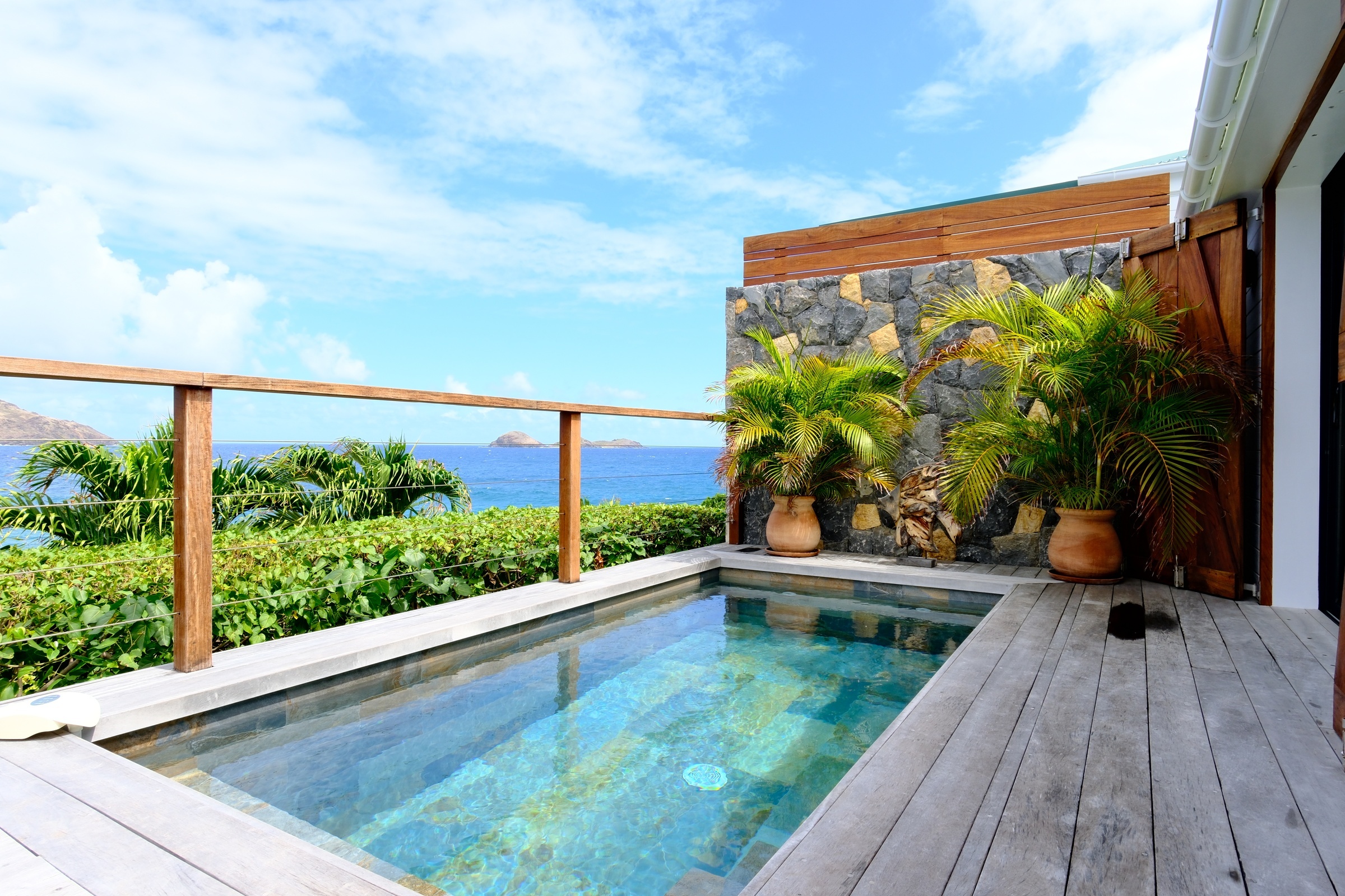 Vue sur la piscine et la mer depuis une villa à Saint-Barth